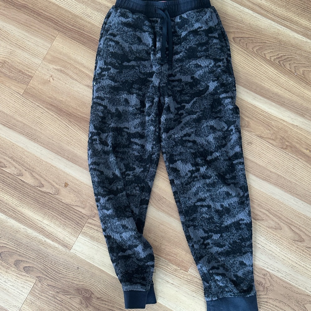 Boys vineyard vines camo grey pants size small sweatpants